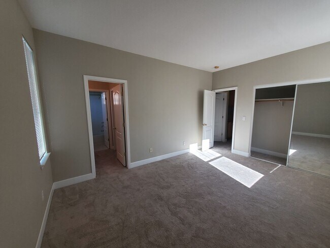 Building Photo - STUNNING SPACIOUS 5 BEDROOM HOME IN CONCOR...