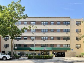 Building Photo - 447 W Surf St
