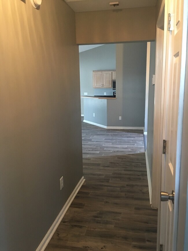 Building Photo - 4 Bedroom 2 Bathroom Home