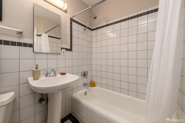 Building Photo - 65 Hermann St