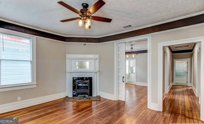 Building Photo - 136 Broad St