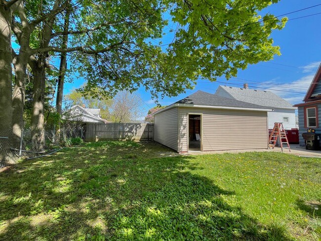 Building Photo - 1116 Yout St
