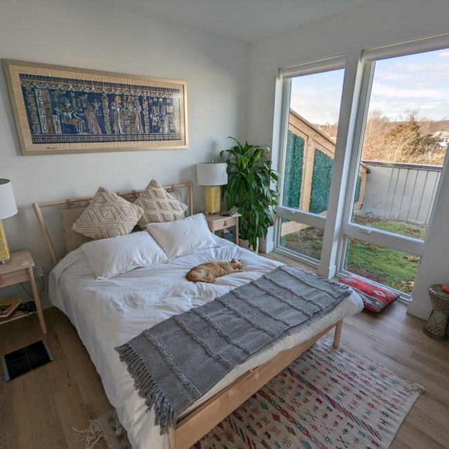 Building Photo - Spacious & Bright Furnished 2br/2ba in Pet...