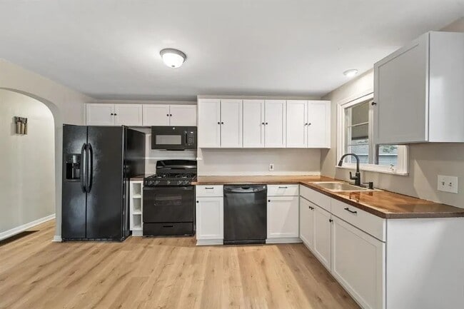 Building Photo - 13 Brookside Ave W
