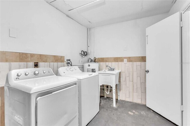 Building Photo - 2006 S Beneva Rd