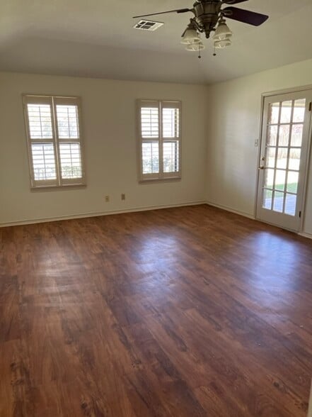 Building Photo - 1218 Saint John Loop