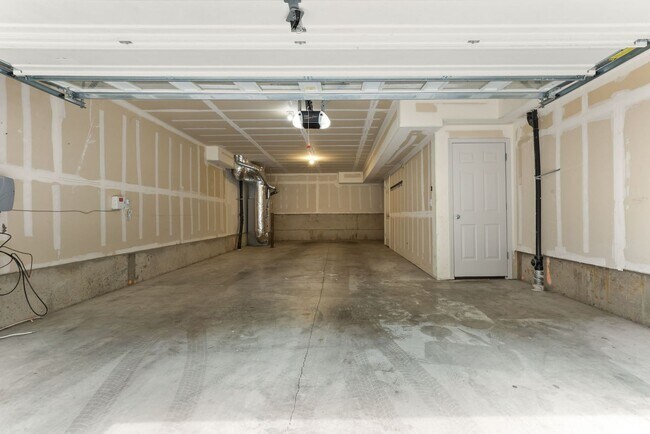 Building Photo - Available NOW Hillsboro End Unit Townhome ...