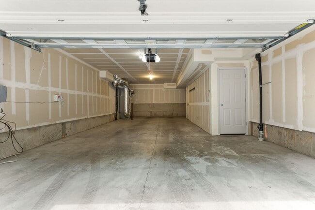 Building Photo - Available NOW Hillsboro End Unit Townhome Minutes to Intel Jones Farm, Costco, Parks 1 Small Pet OK