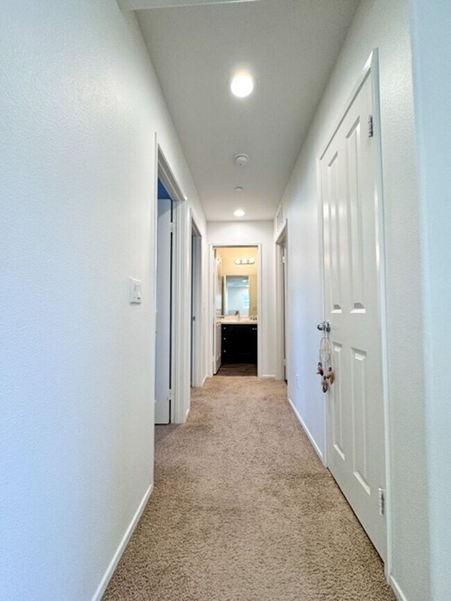 Building Photo - Beautiful 3 bedroom Town house available f...