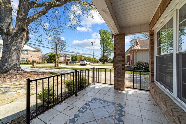 Building Photo - Spacious 3 Bedroom, 2 Bath with huge livin...
