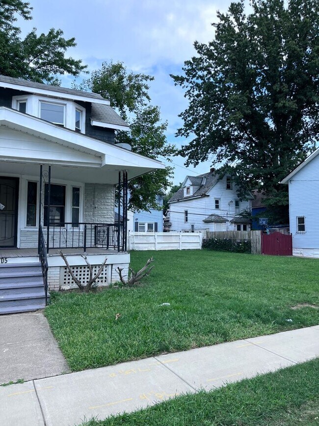 Building Photo - 10705 Greenlawn Ave