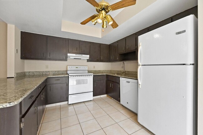 Building Photo - 1606 Shaker Cir