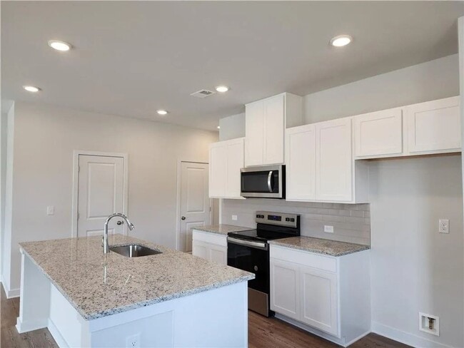 Building Photo - Spacious 3BR Townhome in Lawrenceville