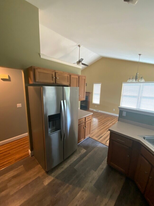 Kitchen - 996 Tamara Dr