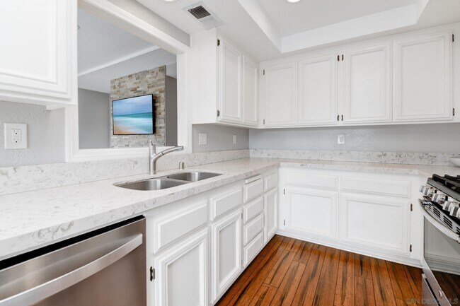 Building Photo - 418 Summer View Cir