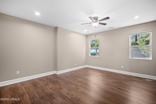 Building Photo - 2410 Pine Ct N