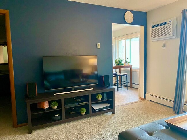 Building Photo - 2011 Viking Dr NW