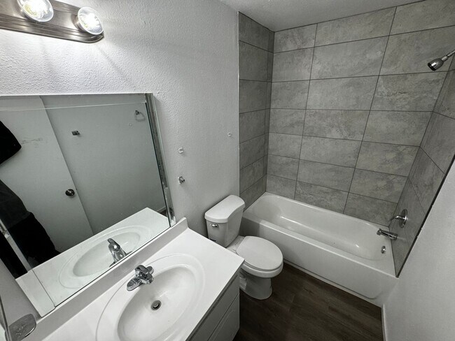Building Photo - 3 BEDROOM 2 BATH, FIRST FLOOR UNIT