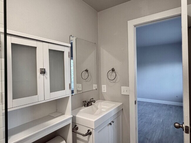 Building Photo - Spacious 4 bedroom, 3 bathroom home in the heart of Aurora is ready for immediate move in! Conven...