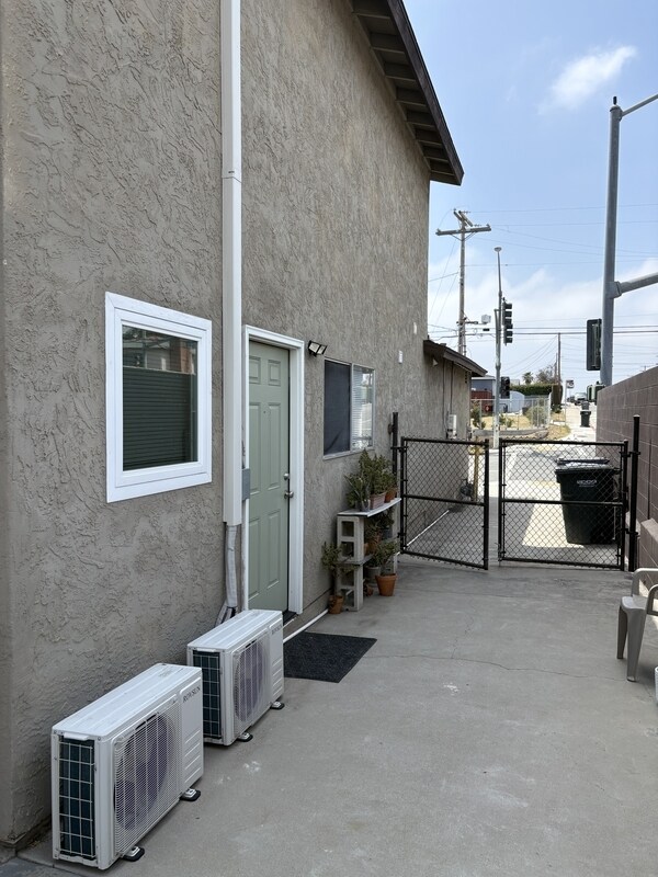 Primary Photo - 2415 E 20th St