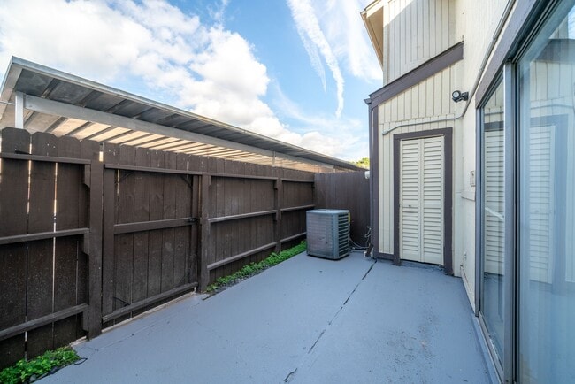 Building Photo - 7847 Green Lawn Dr