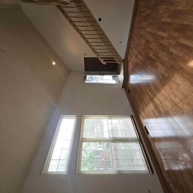Building Photo - 1368 N Knollwood Dr