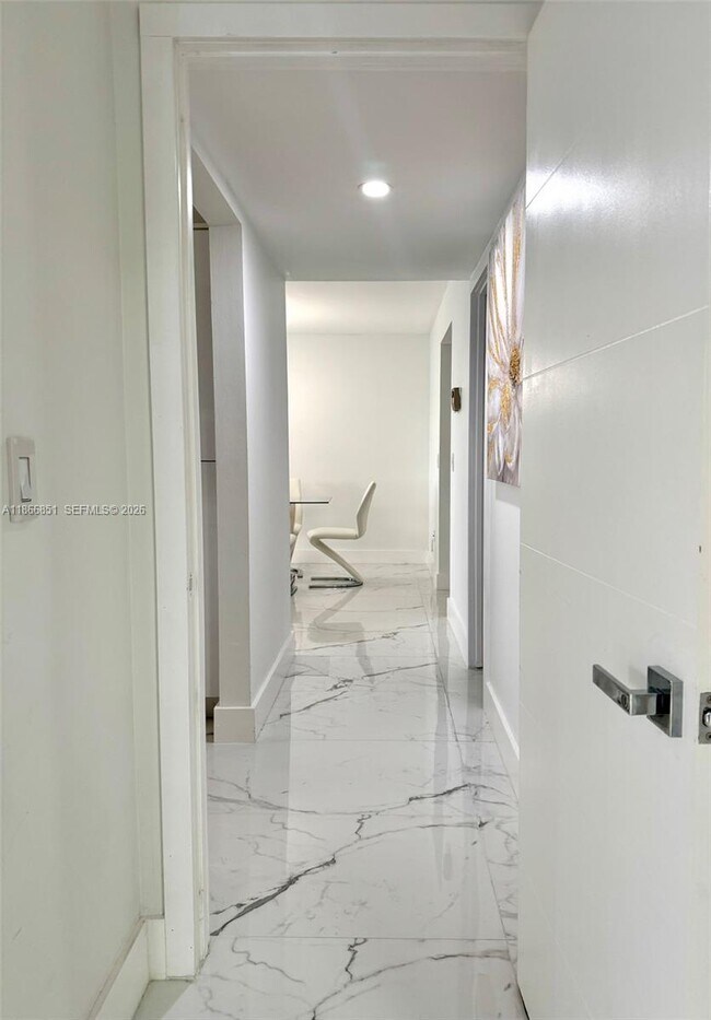 Building Photo - 400 Leslie Dr