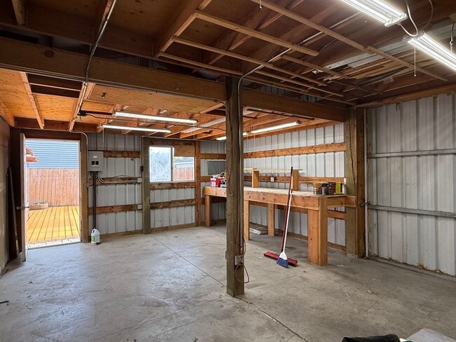 Building Photo - 2 Bed 1.5 Bath Home In Spokane With A Shop!