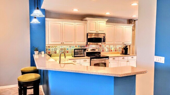 Building Photo - ANNUAL UNFURNISHED 2 bed 2 bath ground floor water front condo in Bradenton