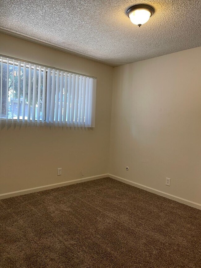 Building Photo - 2 BED 1 BATH UPSTAIRS UNIT *PET FRIENDLY