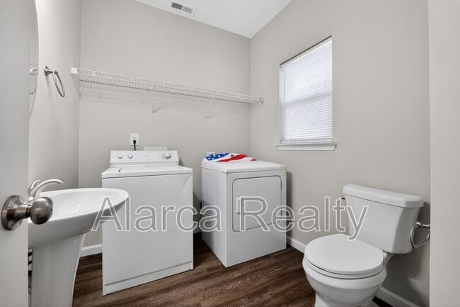 Building Photo - 425 Centerfield Dr