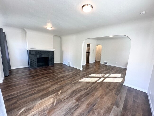 Building Photo - Adorable remodeled in 2023 2 bedroom 1 bathroom duplex available soon!