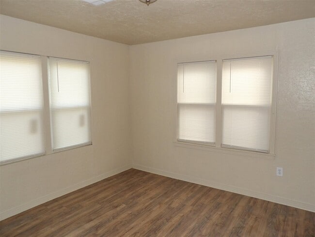 Building Photo - 1111 NW Andrews Ave