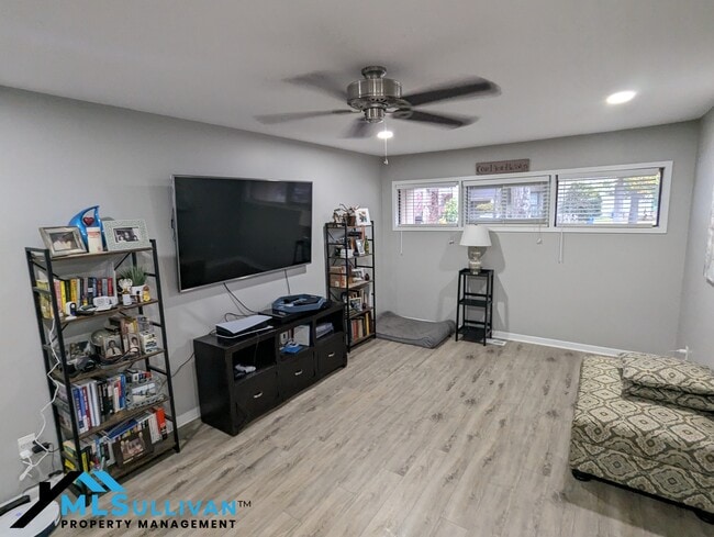 Building Photo - 4100-4105 Five Oaks Dr