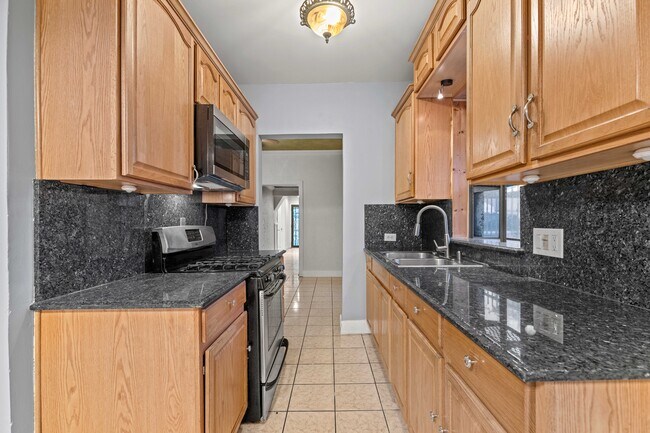 KITCHEN - 606 W Pembroke Ave