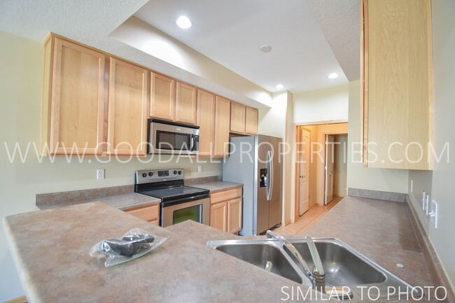 Building Photo - 2 Bedroom, 2.5 Bath Townhouse in Ankeny