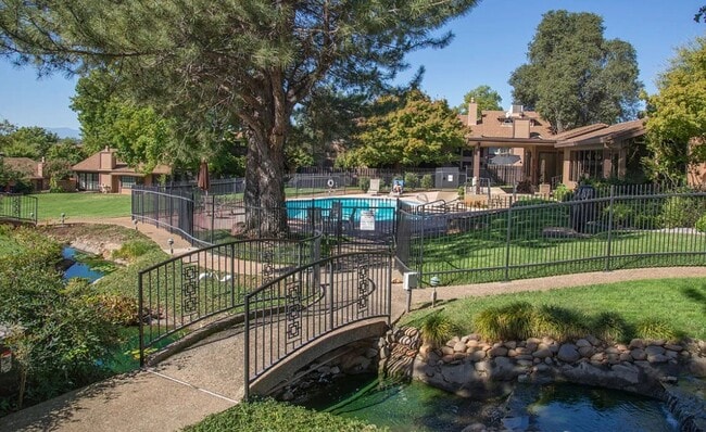 Building Photo - Condo in The Bluffs - Community Pool and Spa