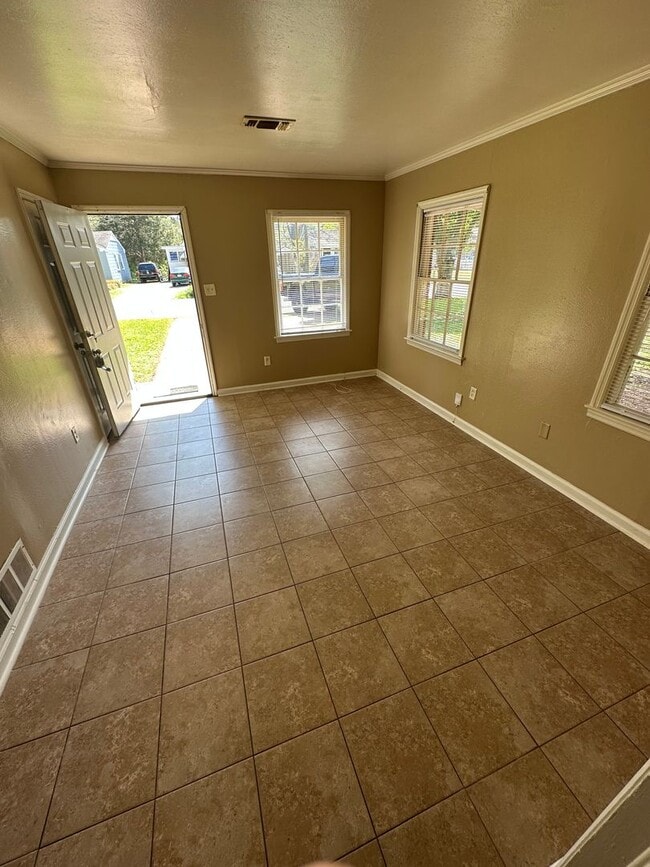 Building Photo - 3/1 move in ready! First Month's Rent FREE!