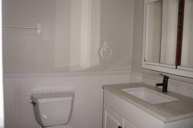 Building Photo - 650 Thousand Oaks