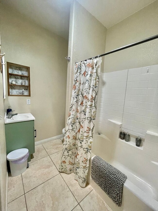 Building Photo - 3 Bedroom 2 Bathroom Home, Conveniently Lo...