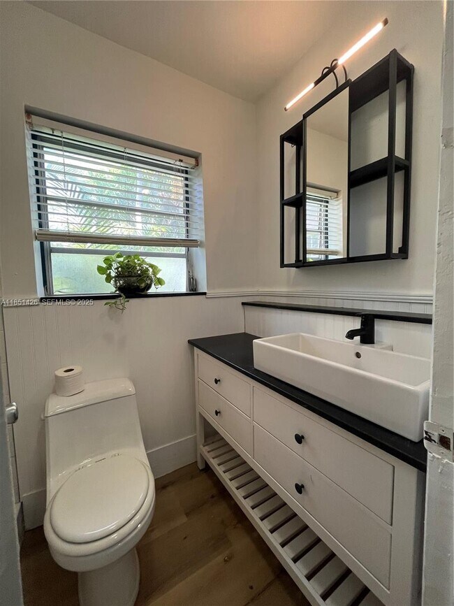 Building Photo - 2410 Thomas St