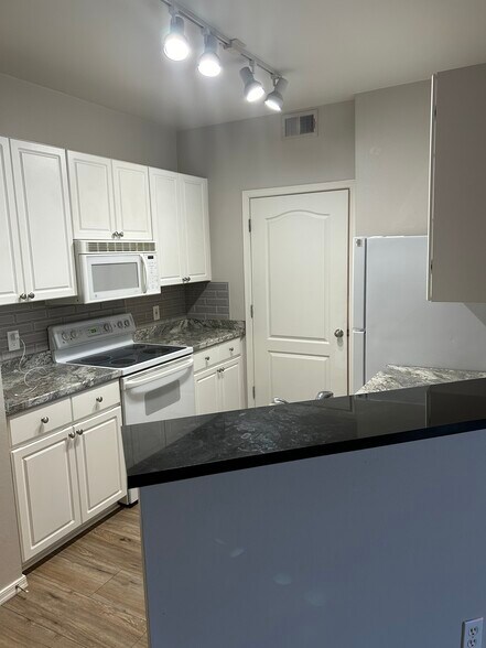 Building Photo - 1701 E Colter St