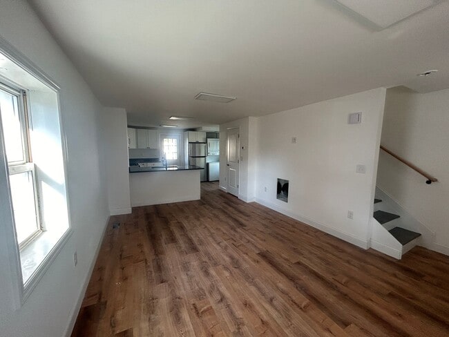 Building Photo - Gorgeous 3 bedroom 1 1/2 bathroom Single F...