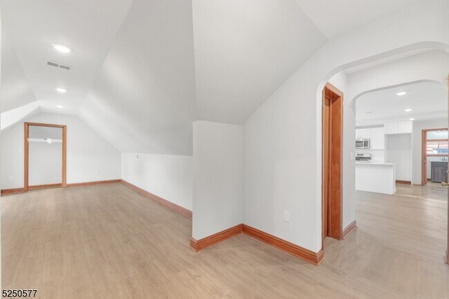 Building Photo - 532 Piaget Ave
