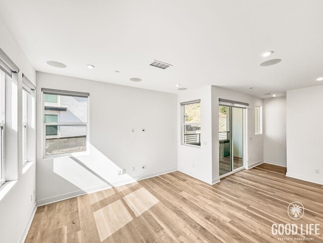 Building Photo - Beautiful 3BD/2.5BA W/ AC and Attached Gar...