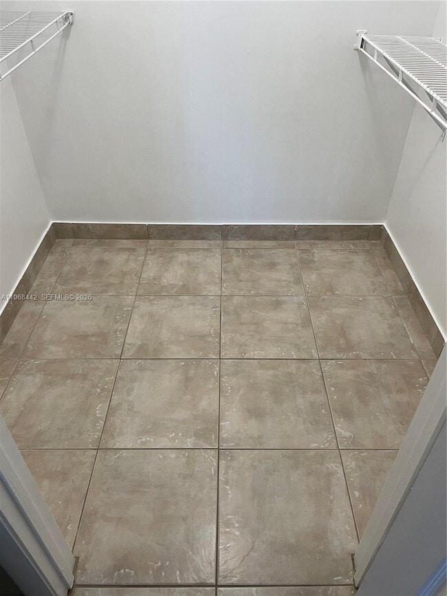 Building Photo - 570 S Park Rd