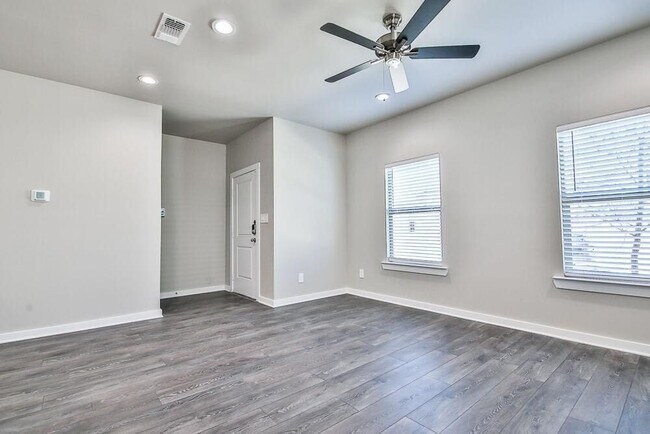 Building Photo - 208 Lake Ct