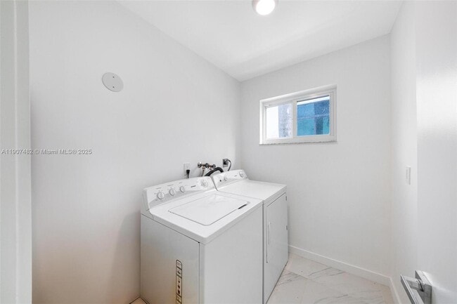 Building Photo - 242 Palm Ave