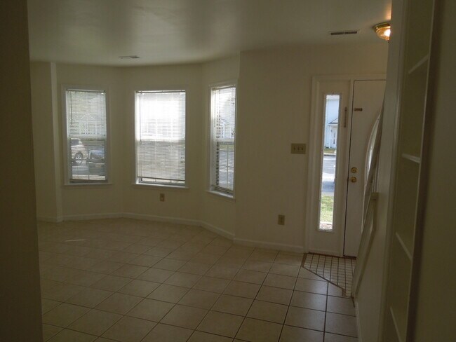 Building Photo - York County Tabb District Townhome.