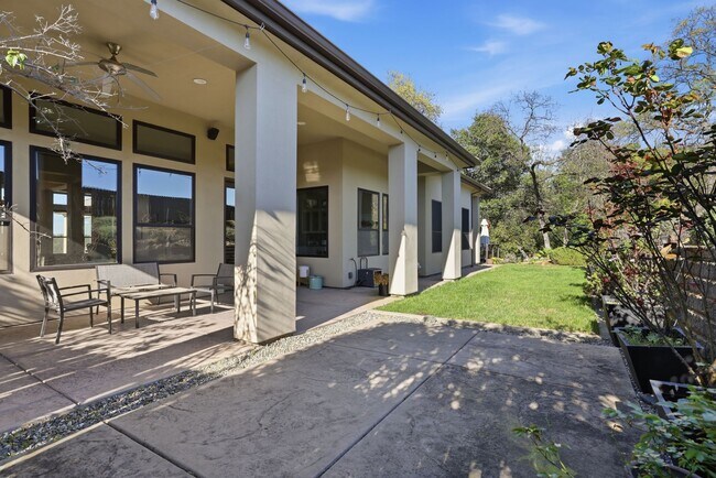 Building Photo - 3813 Calverhall Way